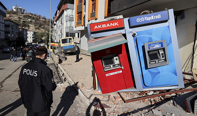 Kontrolden çıkan dolmuş ATM’lere ve park halindeki araca çarptı